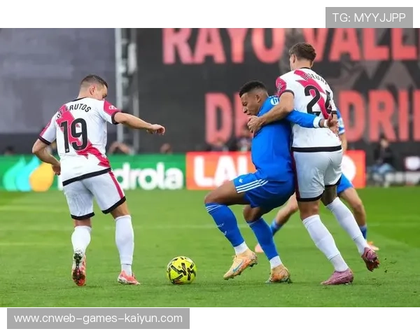 维尼修斯接长传后迅速内切：锋线上的独特艺术